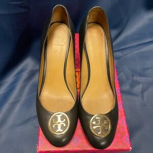 Tory Burch Benton closed toe wedge in size 8.5 Perfect Black